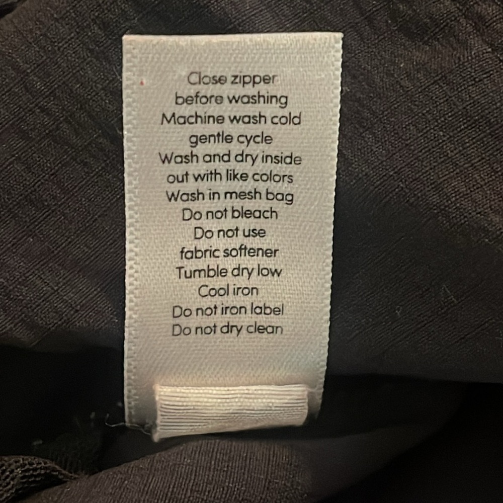 Athleta shorts size 2, black, with zippered pockets - Picture 4 of 6